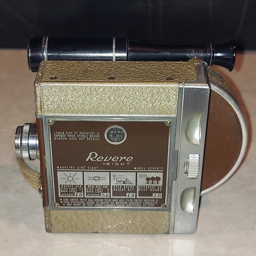VINTAGE 1940'S REVERE EIGHT MODEL SEVENTY 8mm FILM MAGAZINE WIND-UP MOVIE CAMERA